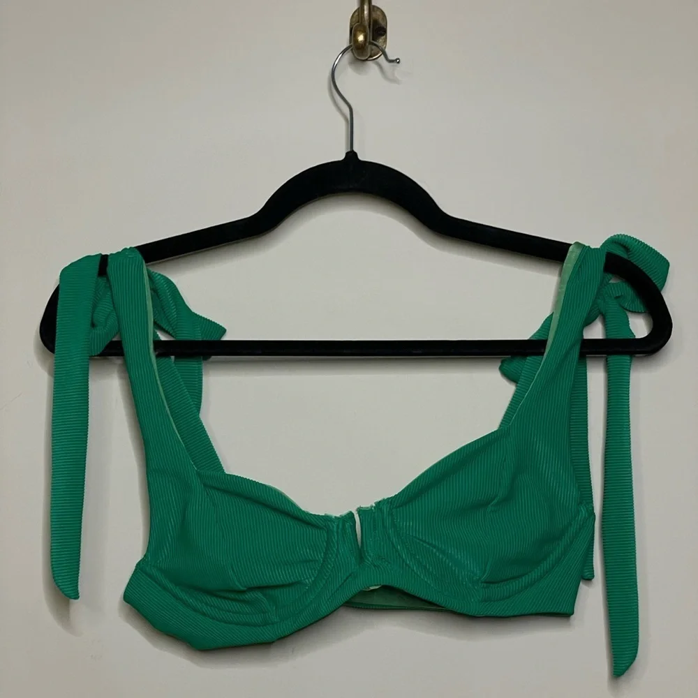 Beach Riot Blair Underwire Bikini Top in Green - Picture 3 of 6